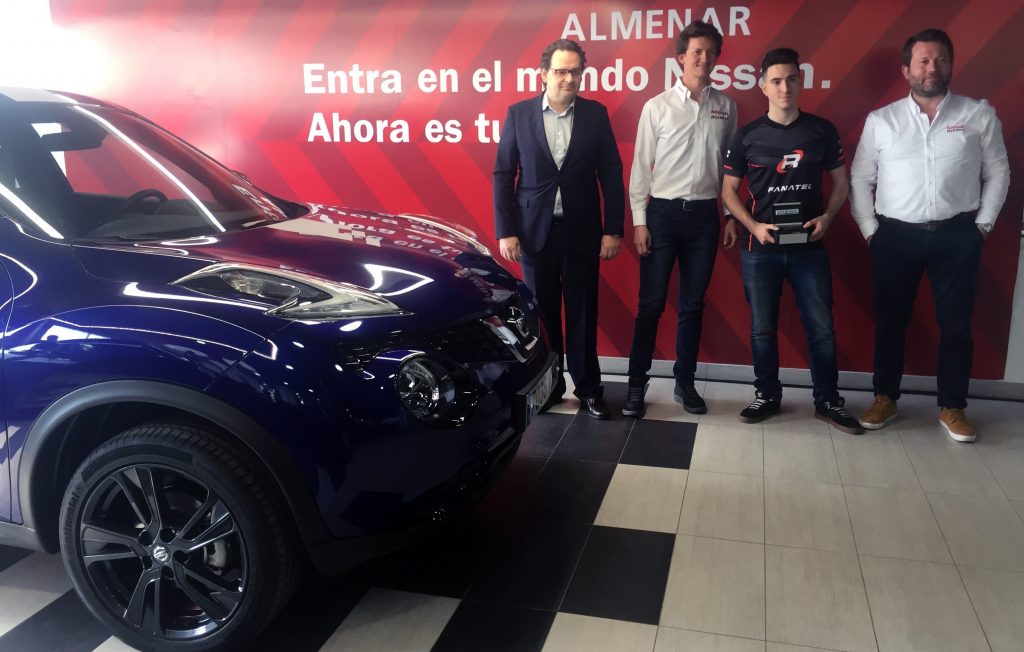 Sergio Torregrosa, gerente Nissan Almenar, el piloto de Nissan Lucas Ordóñez, el ganador del premio, Fernando Perpiñán, y Francesc Corberó, director de Comunicación de Nissan Iberia.