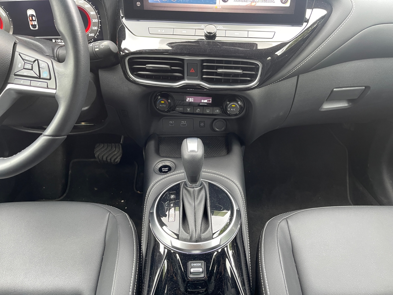 SJNFCAF16U2013553_10_center-console-down