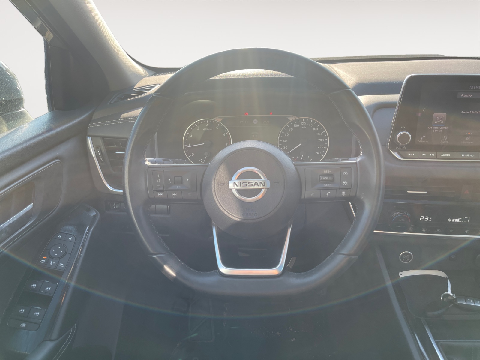 SJNTAAJ12U1028464_11_steering-wheel-driver_0_final