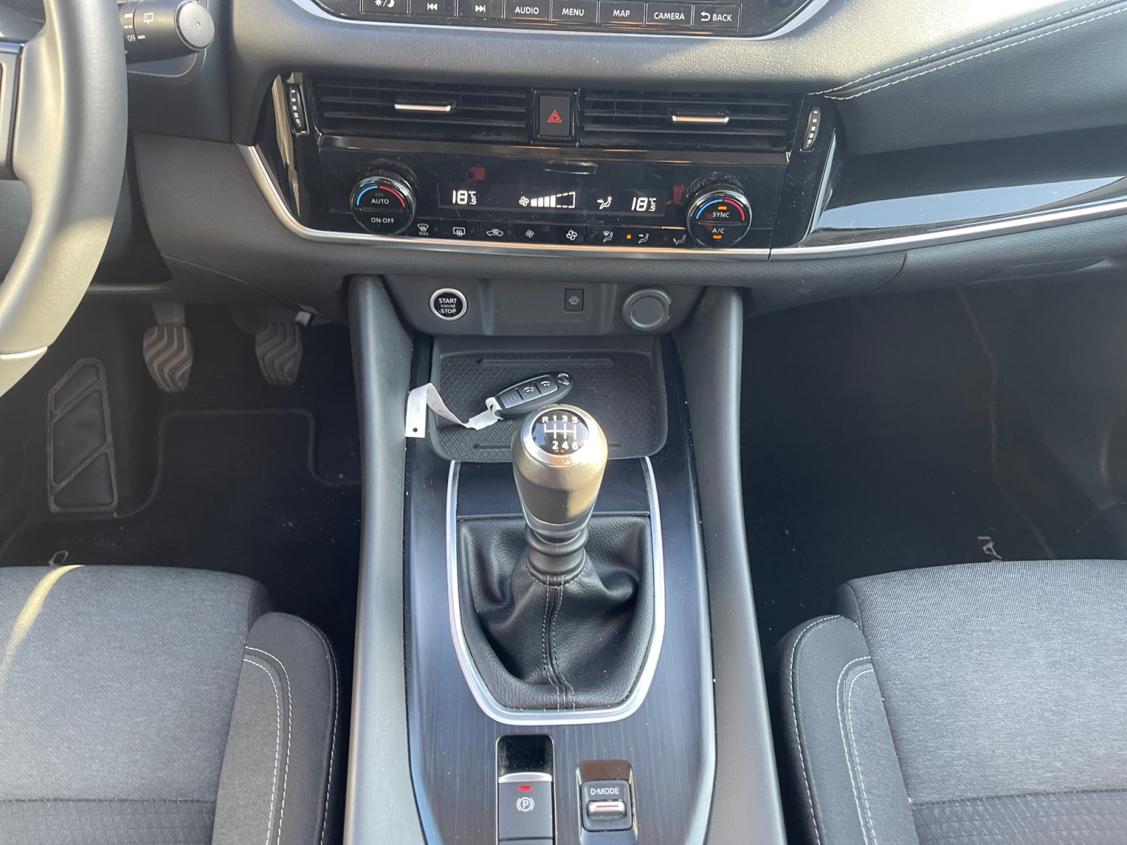 SJNTAAJ12U1115224_10_center-console-down_0_final