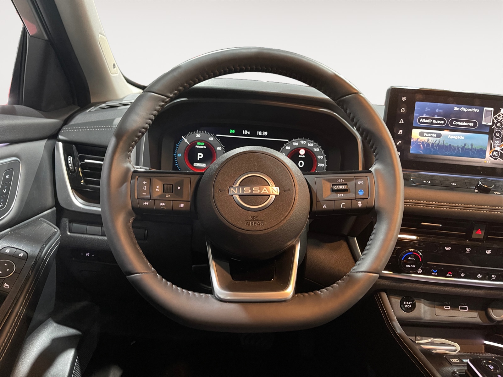 JN1T33TB0U0024374_11_steering-wheel-driver_0_final