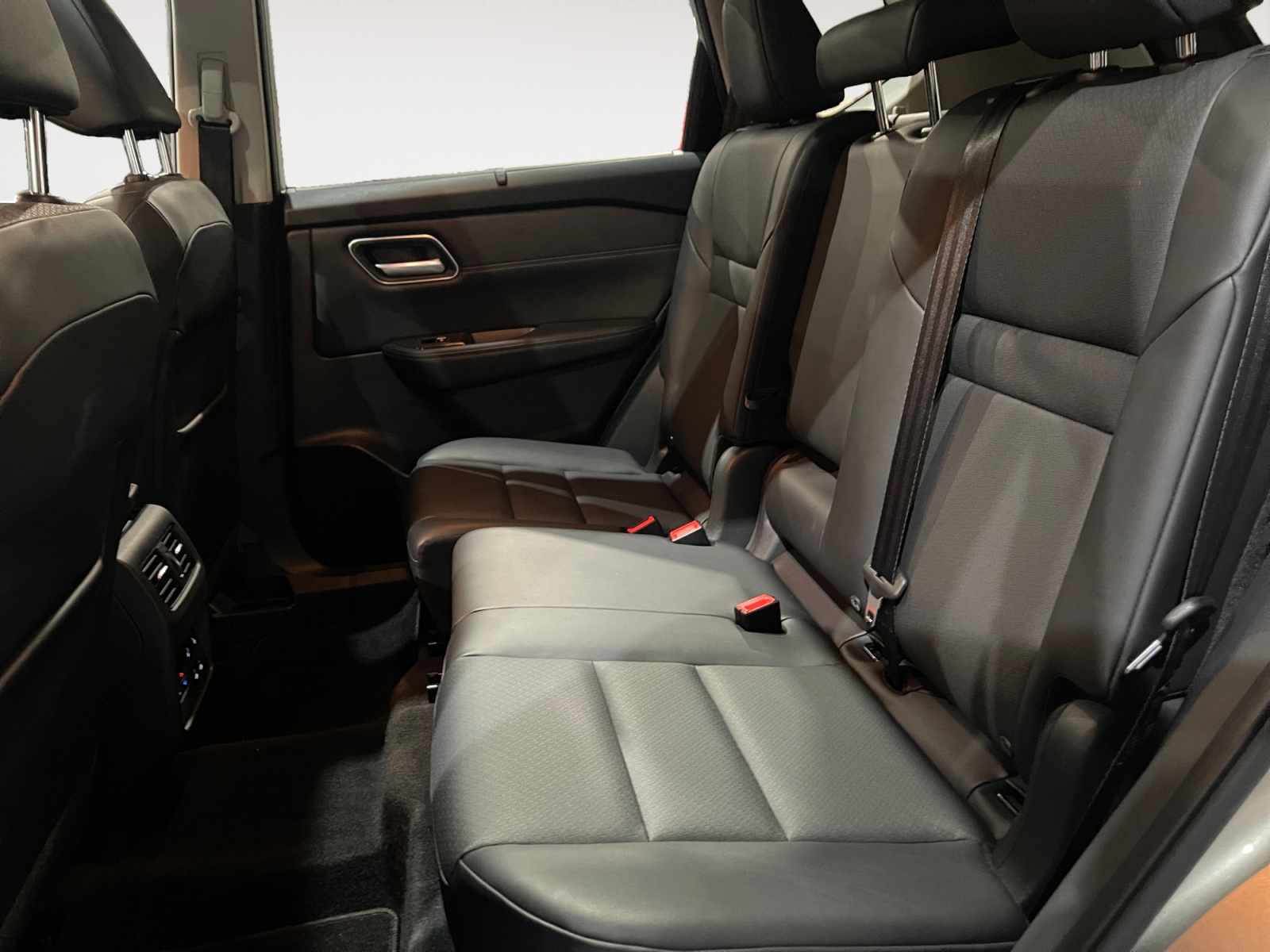 JN1T33TB0U0024374_12_rear-row-driver_0_final