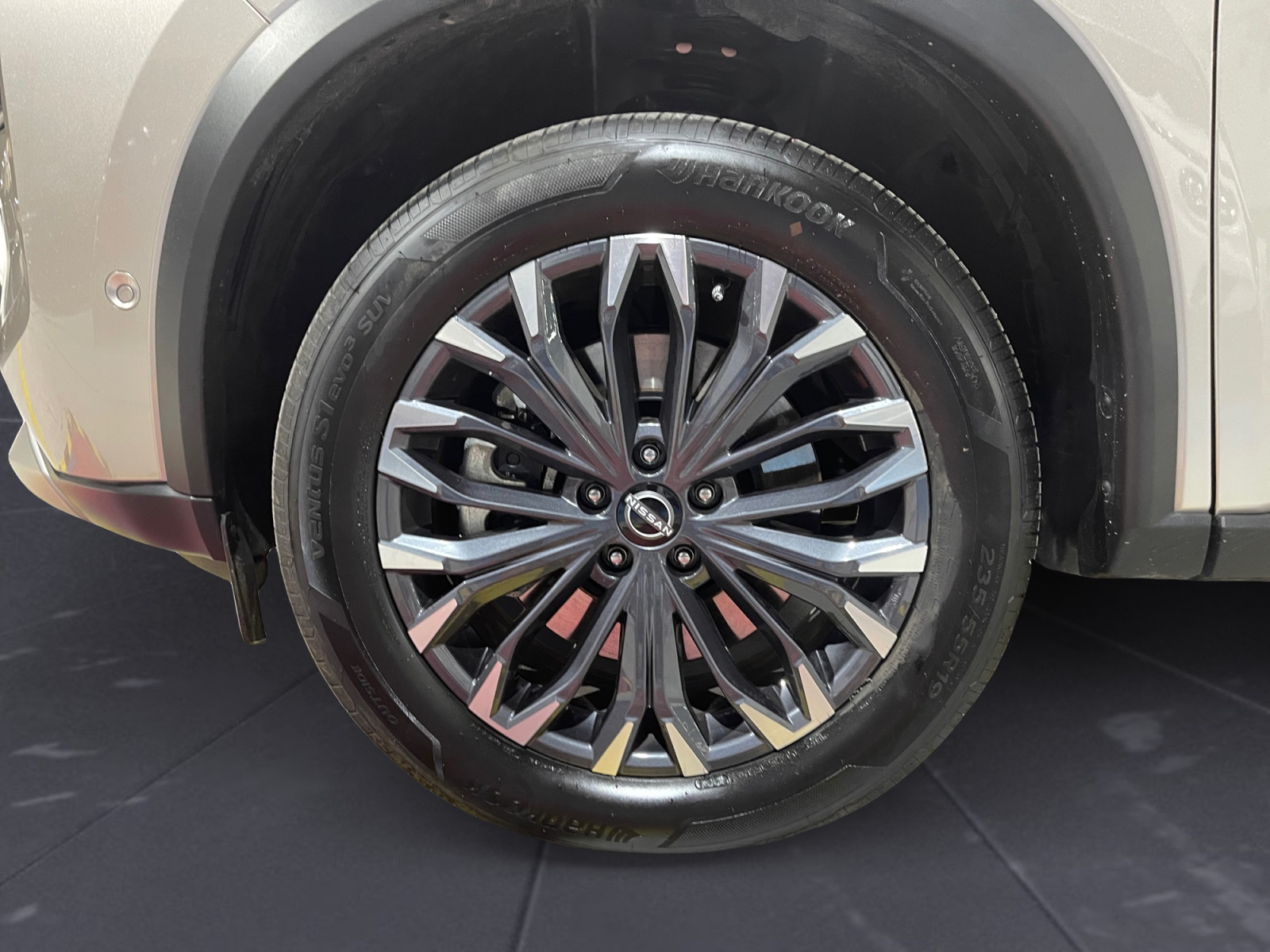 JN1T33TB0U0024374_13_rim-front-left_0_final