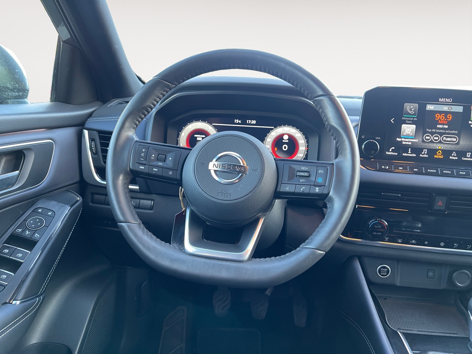 SJNTAAJ12U1117366_11_steering-wheel-driver_0_final