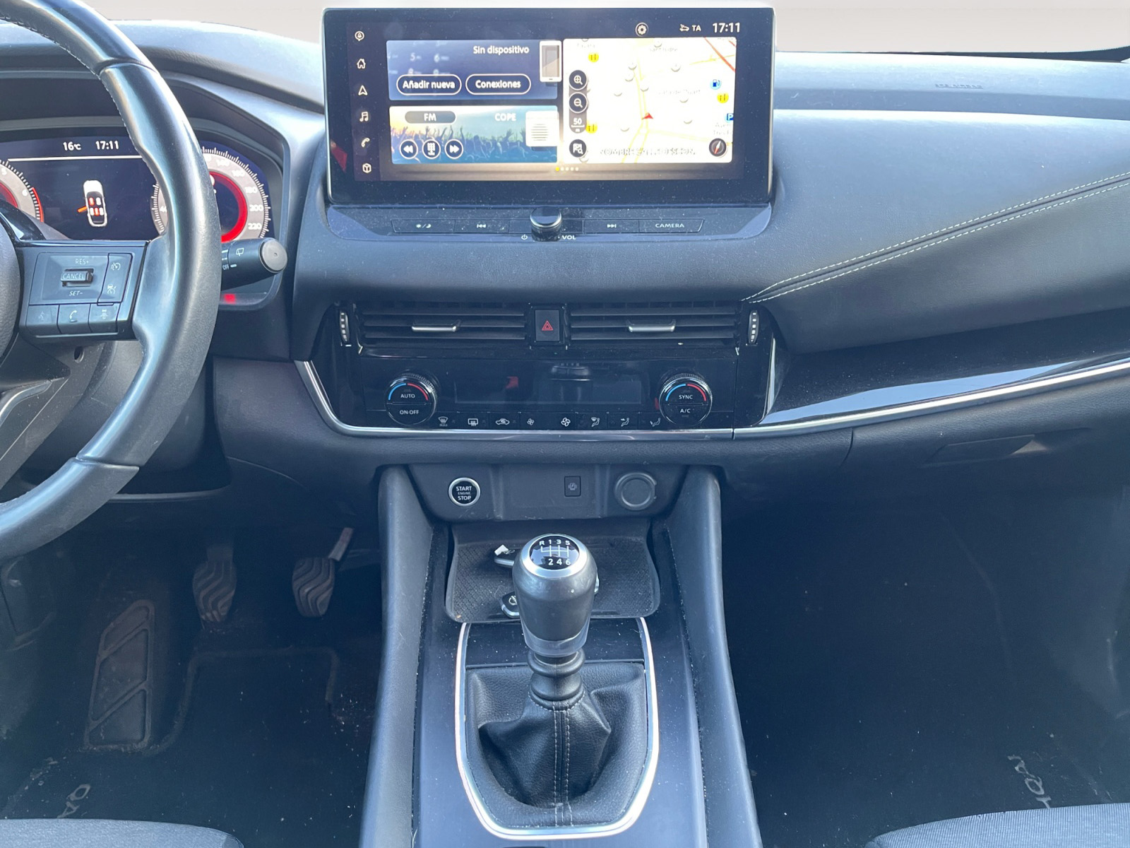 SJNTAAJ12U1170315_10_center-console-down_1_final