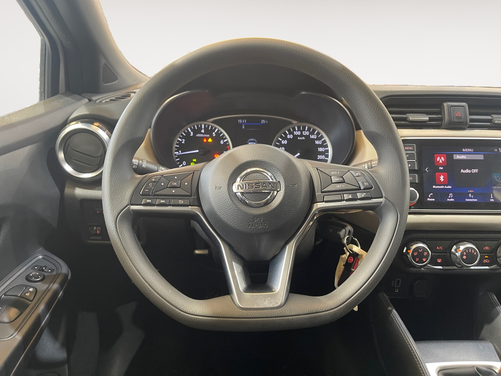 9226MDN_11_steering-wheel-driver_0_final