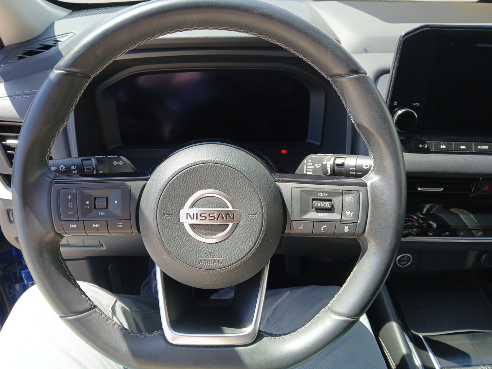 6903LSW_11_steering-wheel-driver_0_final