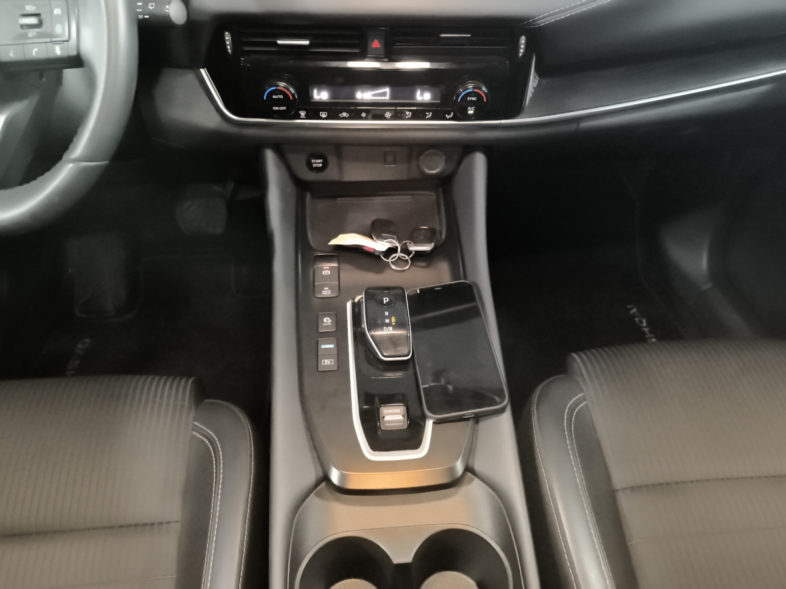 2924MHK_10_center-console-down_0_final