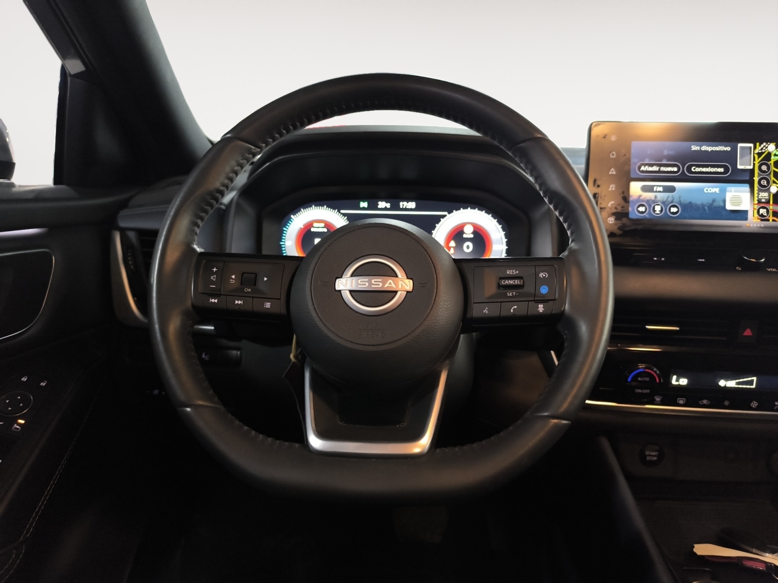 2924MHK_11_steering-wheel-driver_0_final