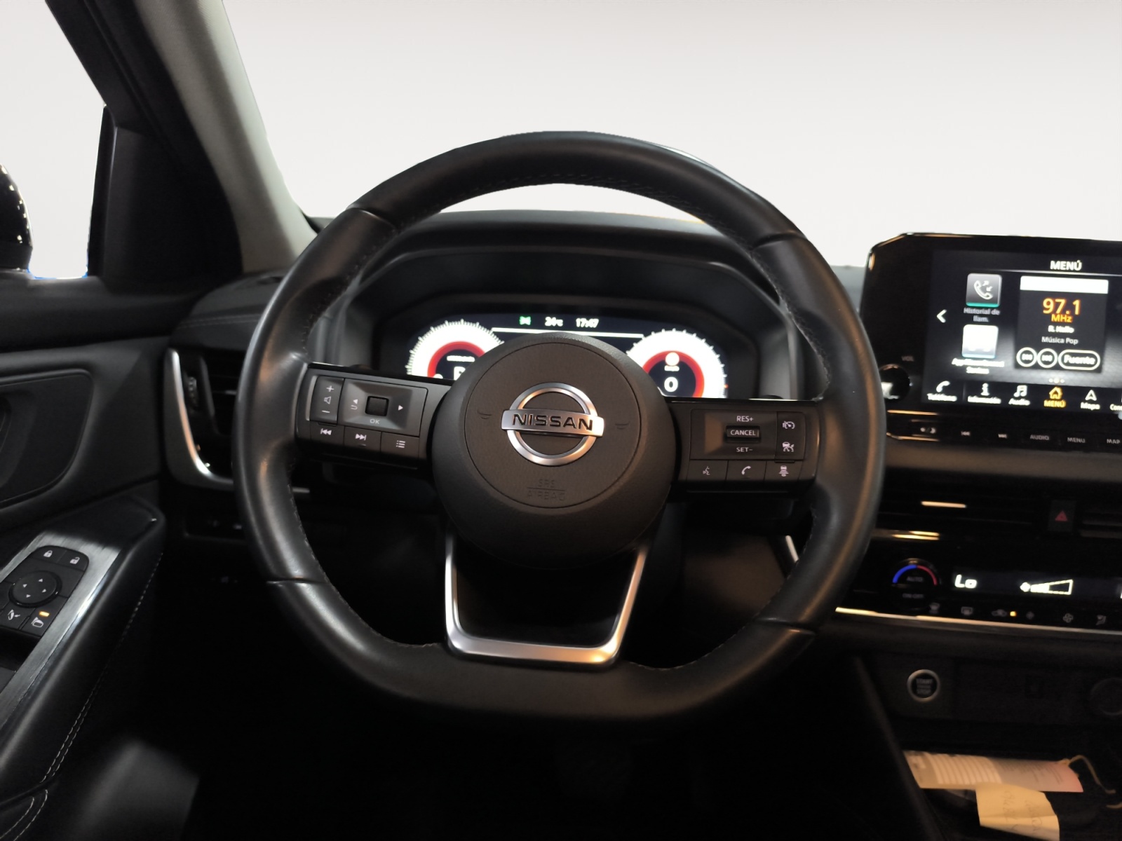 9482LYS_11_steering-wheel-driver_0_final