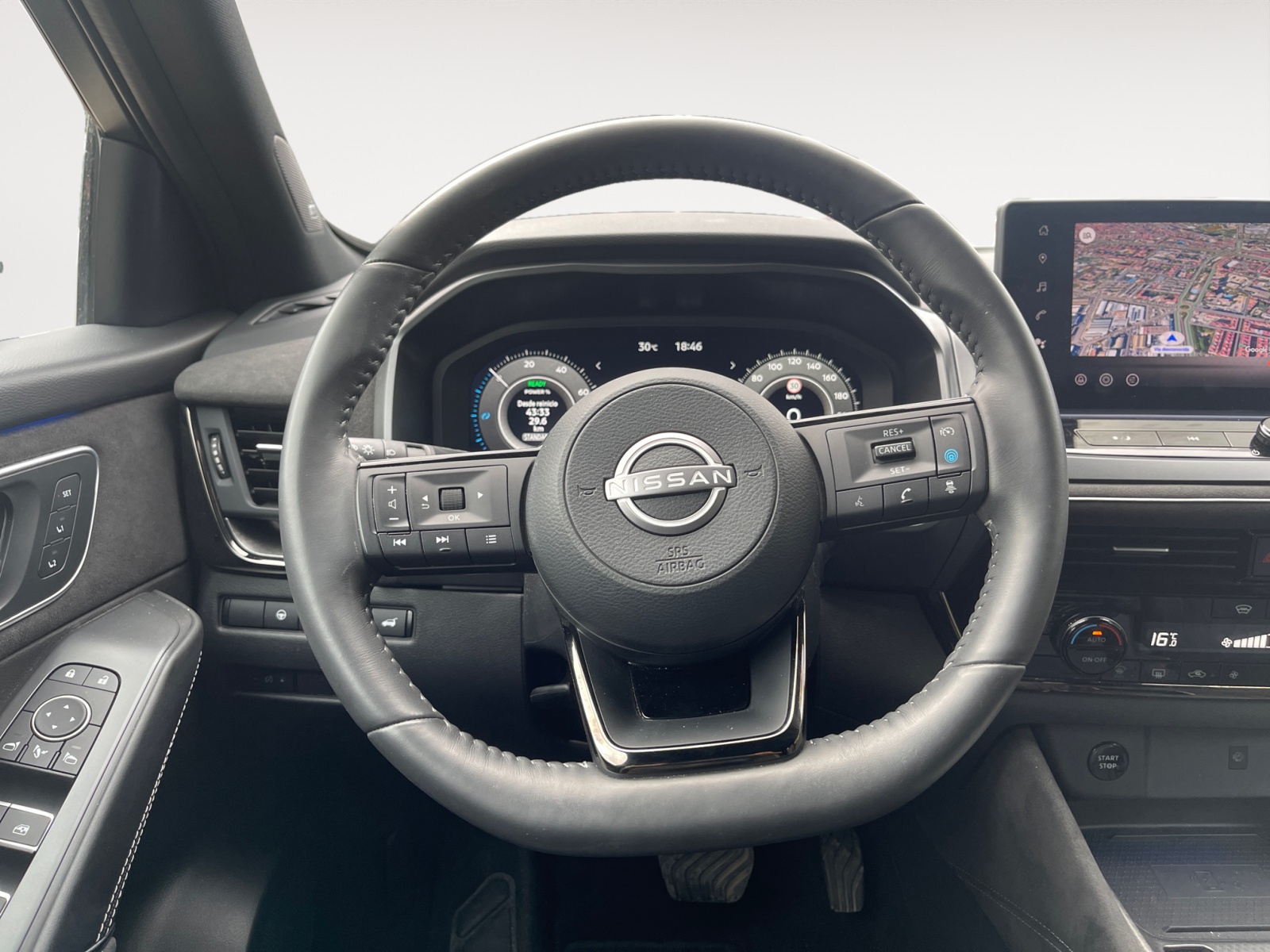 SJNTBAJ12U2013277_11_steering-wheel-driver