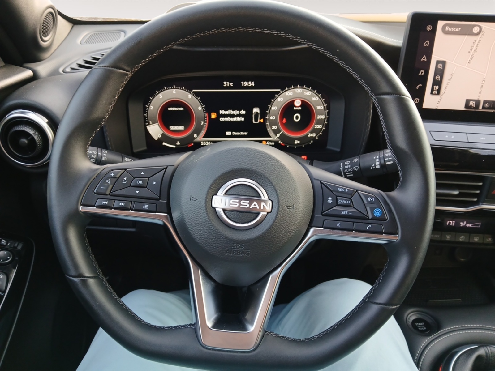 2054MZJ_14_enter-codriver-driver_0_final