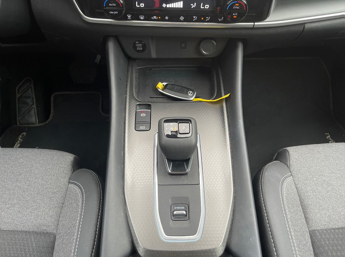 2762NHD_10_center-console-down_1_final