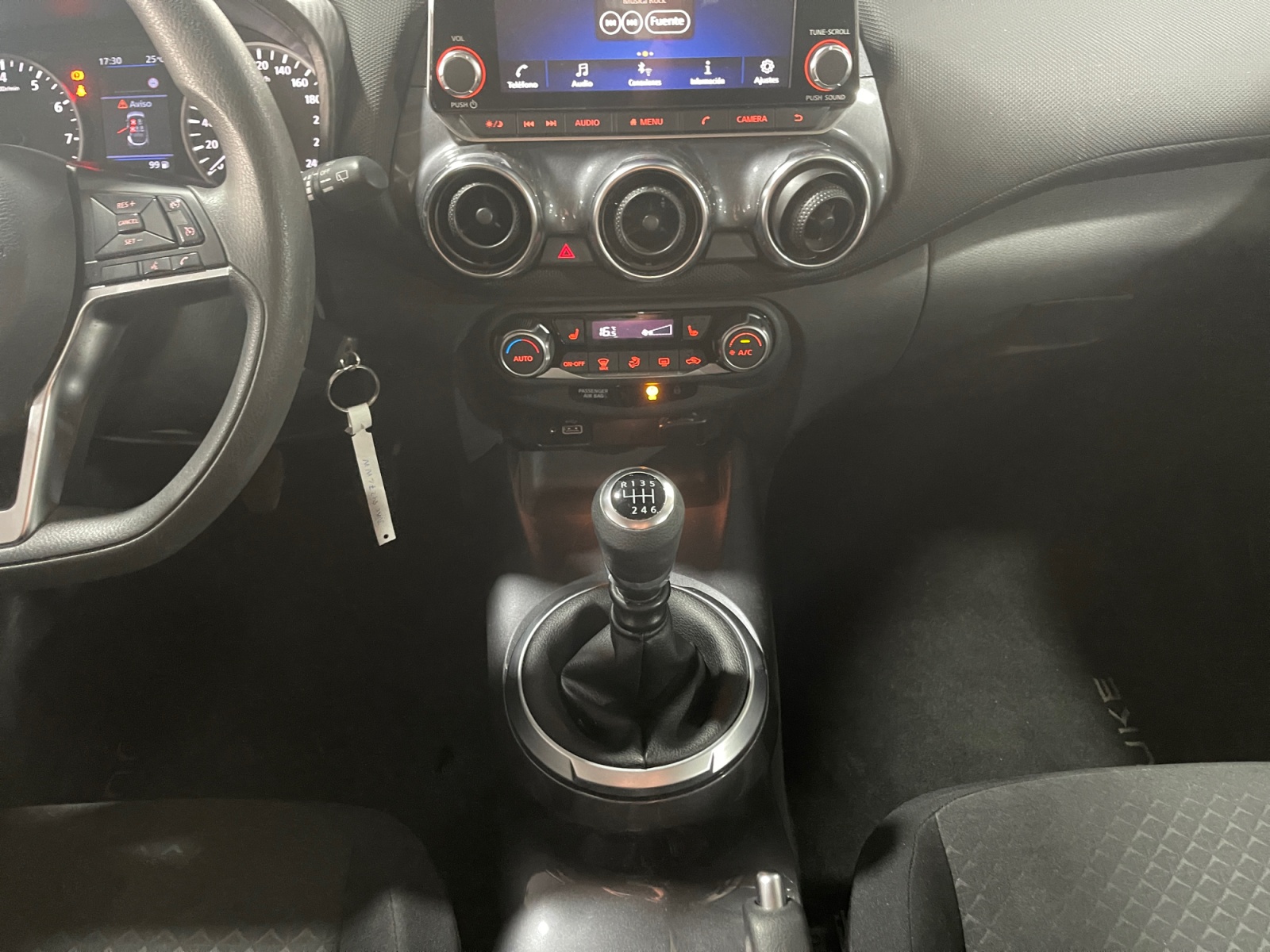 8427LWW_10_center-console-down_0_final