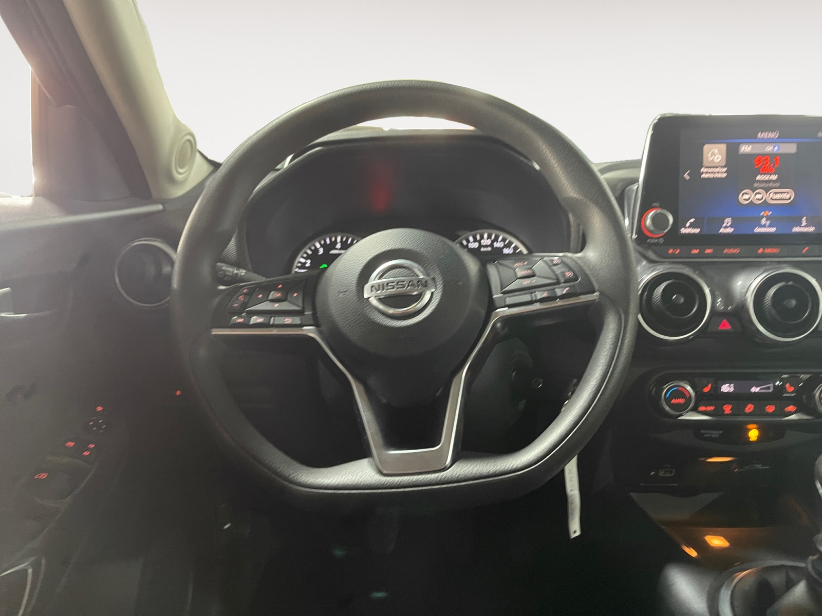 8427LWW_11_steering-wheel-driver_0_final