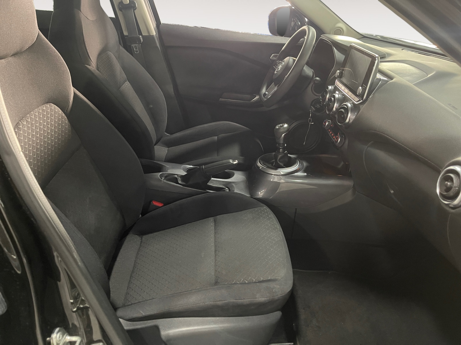 8427LWW_14_enter-codriver-driver_0_final