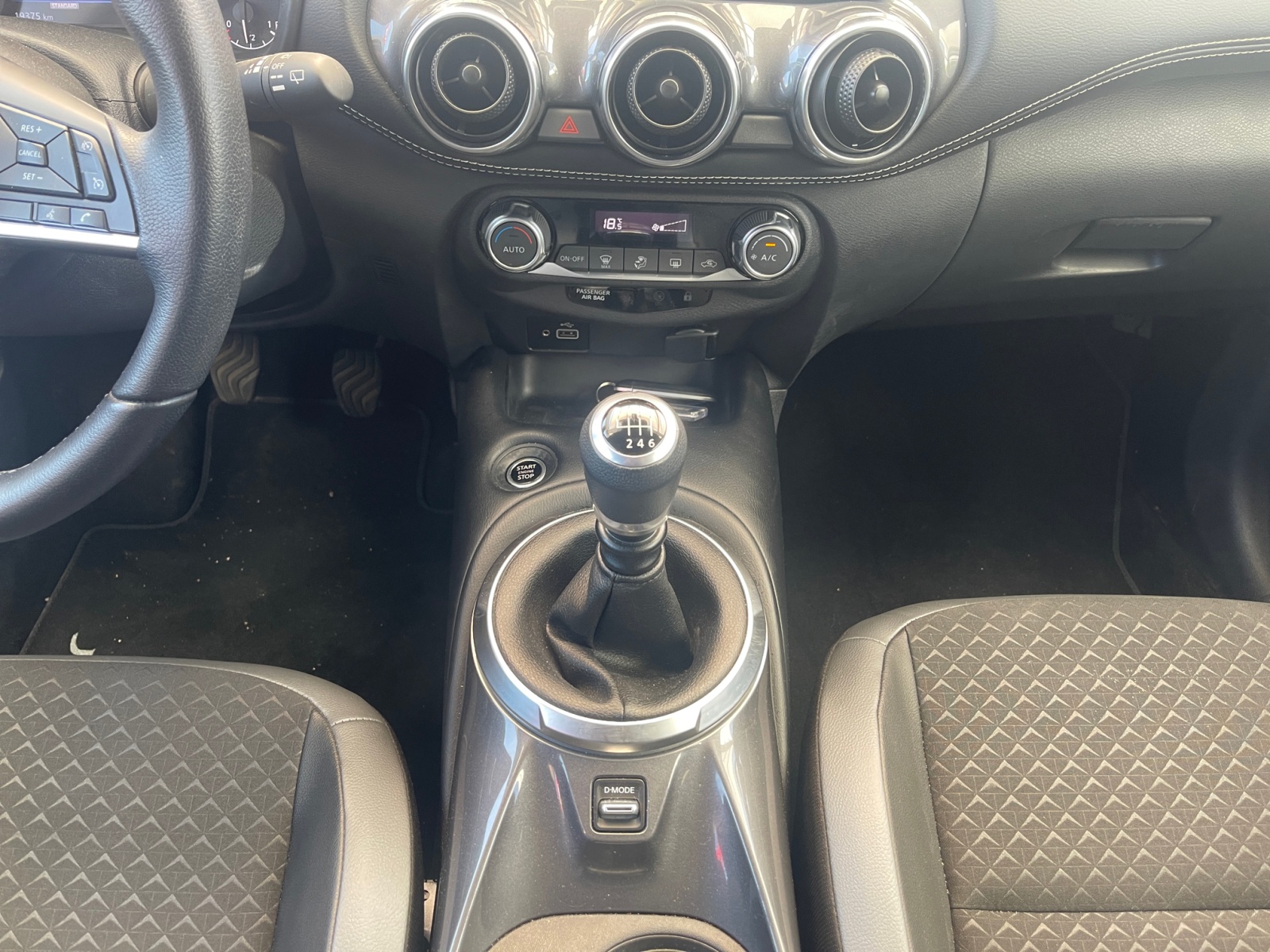 SJNFAAF16U1314526_10_center-console-down